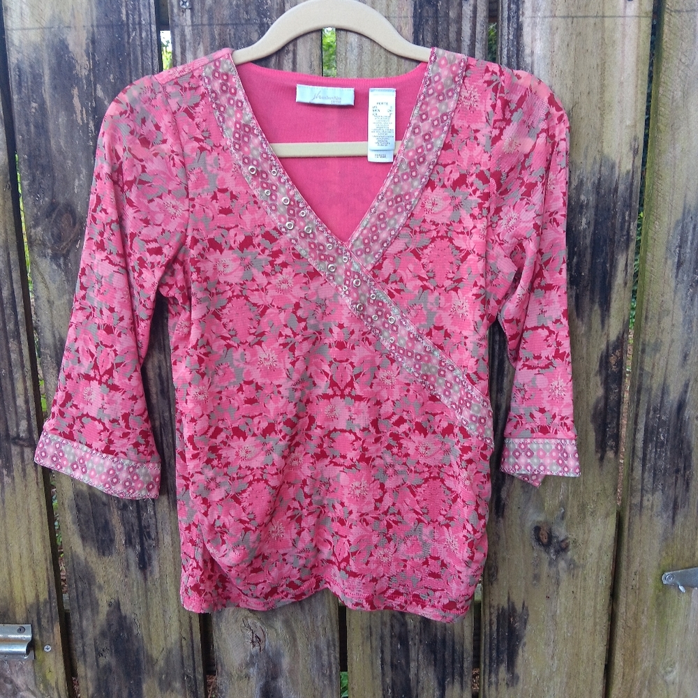 JH COLLECTIBLES Petite S Floral V-Neck Women's Top - Pink